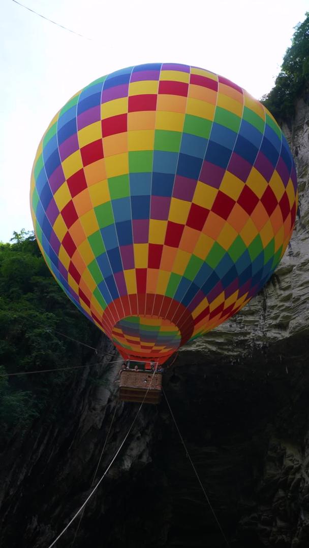 乘坐热气球的湖北恩施利川5A级旅游景点腾龙洞游客素材视频的预览图