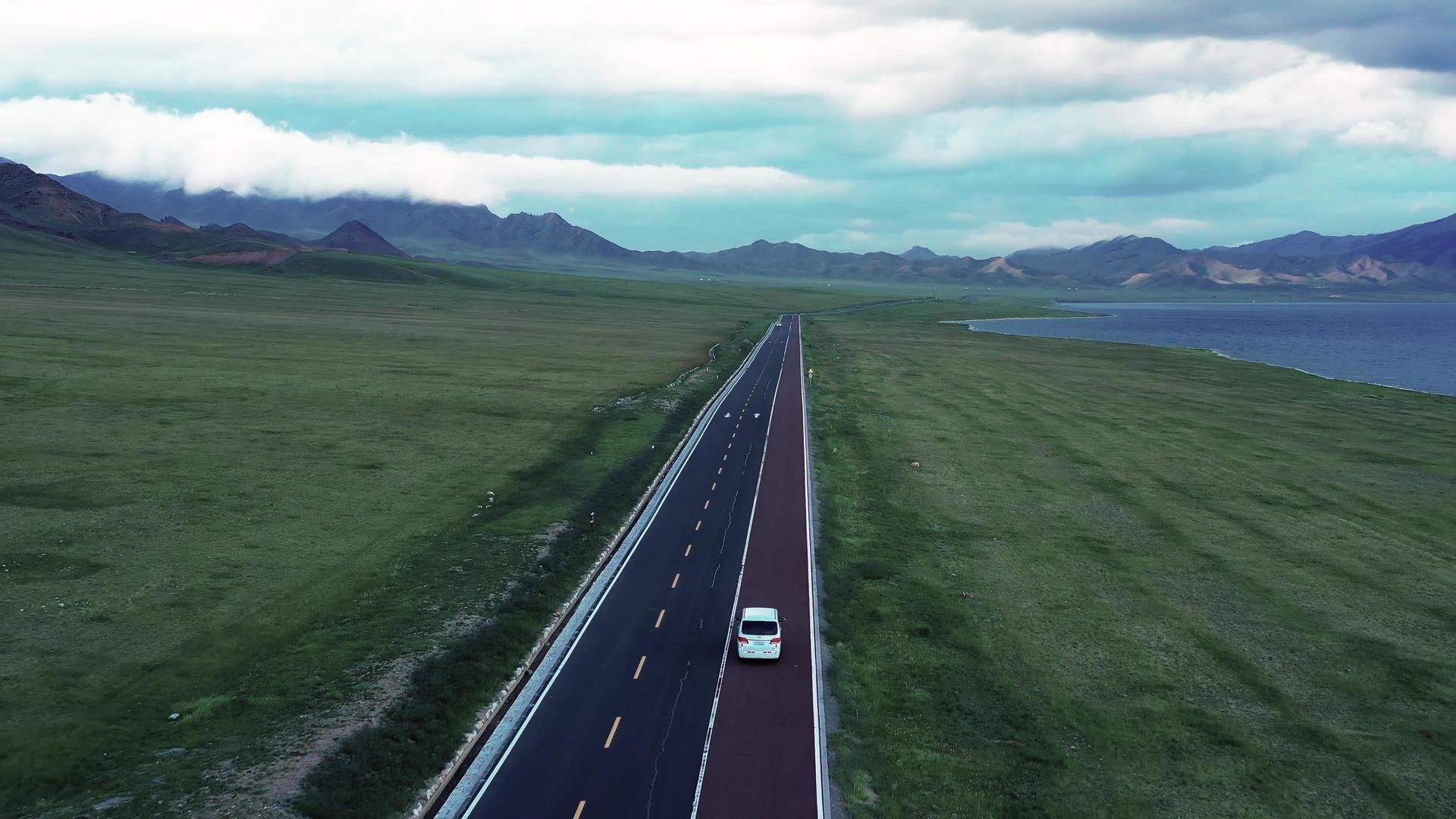 4K航拍自驾游私家车行驶在公路上视频的预览图