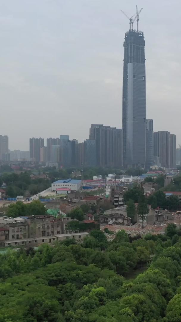 武汉航拍是建中长江边最高的绿地中心视频的预览图