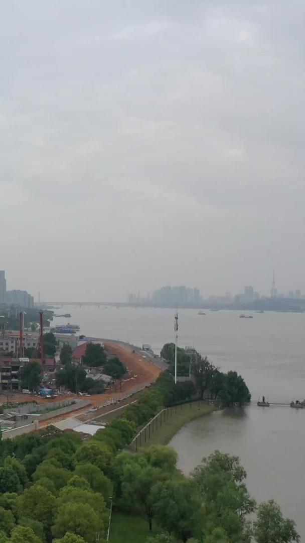 武汉航拍是建中长江边最高的绿地中心视频的预览图