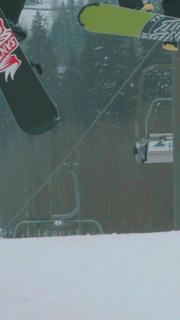 缆车单板滑雪场在冬季滑雪场缓缓上升视频的预览图