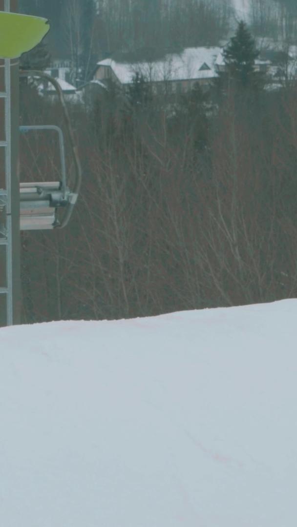 缆车单板滑雪场在冬季滑雪场缓缓上升视频的预览图