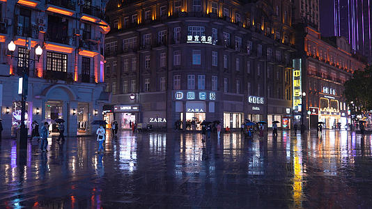 4k素材慢动作慢镜头升格拍摄城市暴雨天气步行街夜景视频的预览图