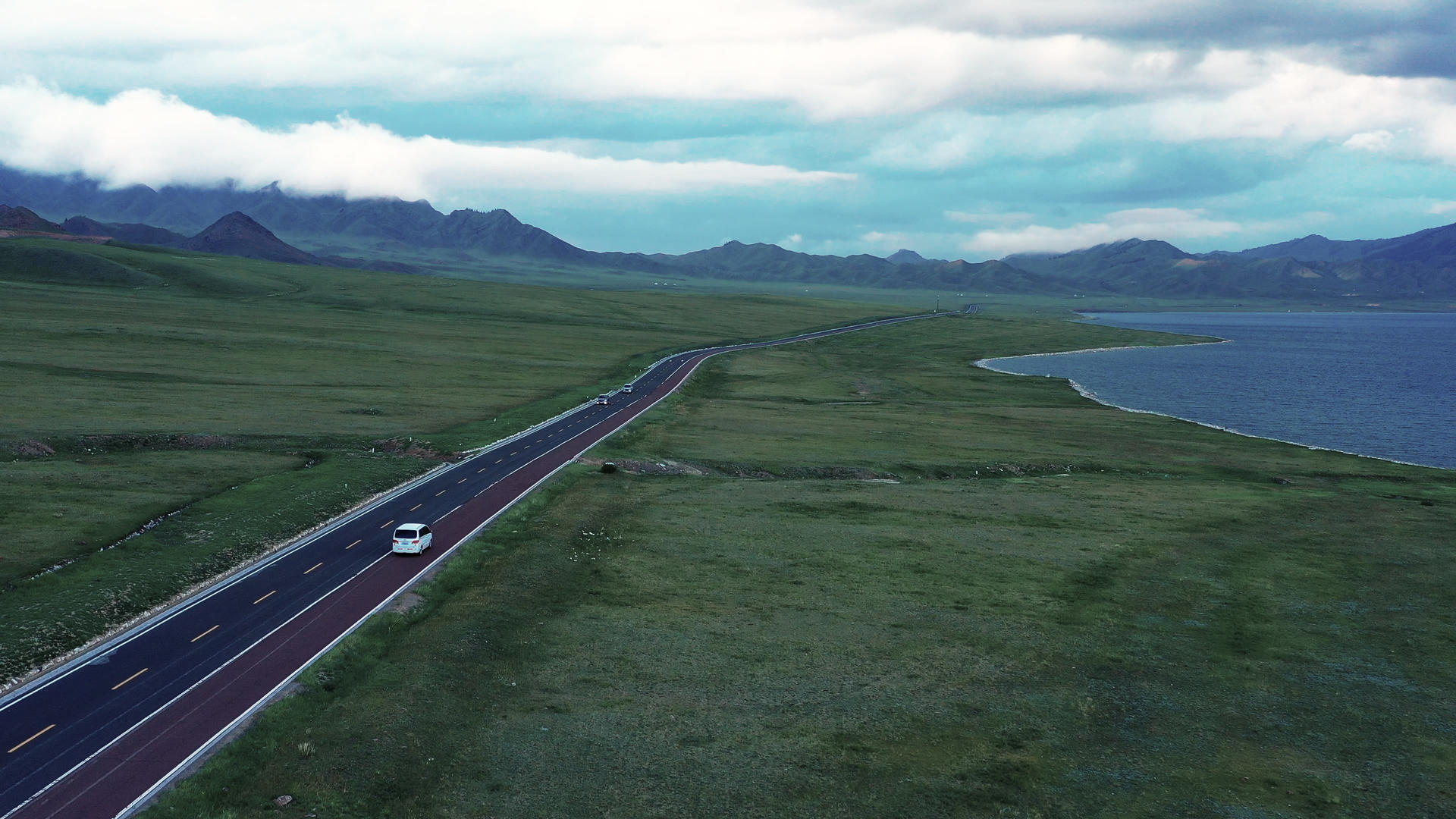 4K航拍新疆自驾游赛里木湖风景区视频的预览图