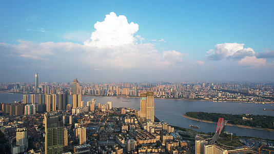 航拍城市天空蓝天白云自然风光江景地标天际线4k素材视频的预览图