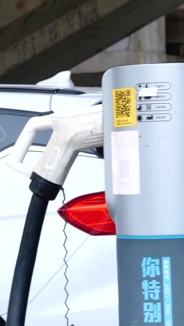 新能源汽车充电绿色出行节能环保充电站充电站视频的预览图