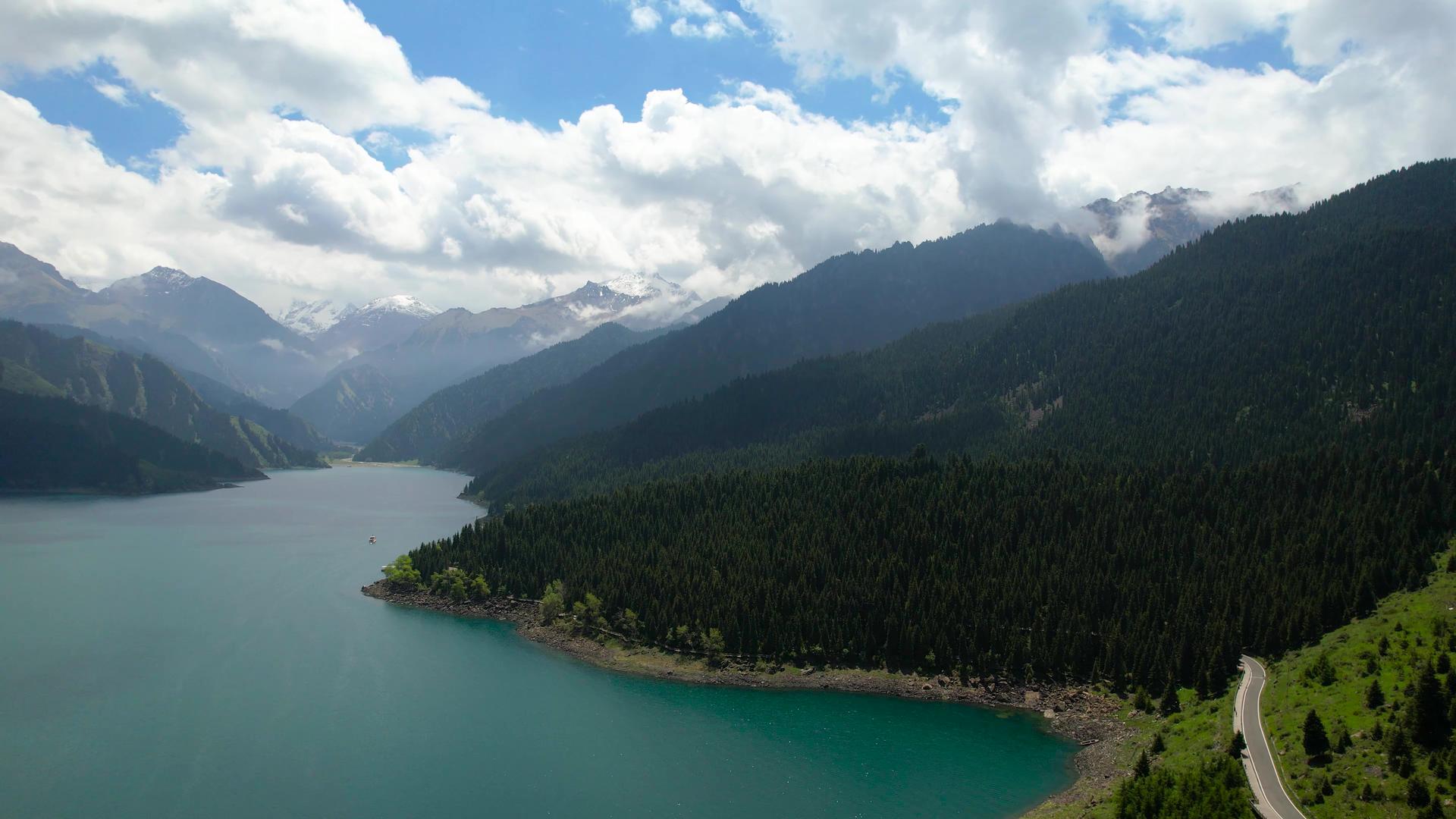 航拍5A景点天山天池与博格达峰视频视频的预览图