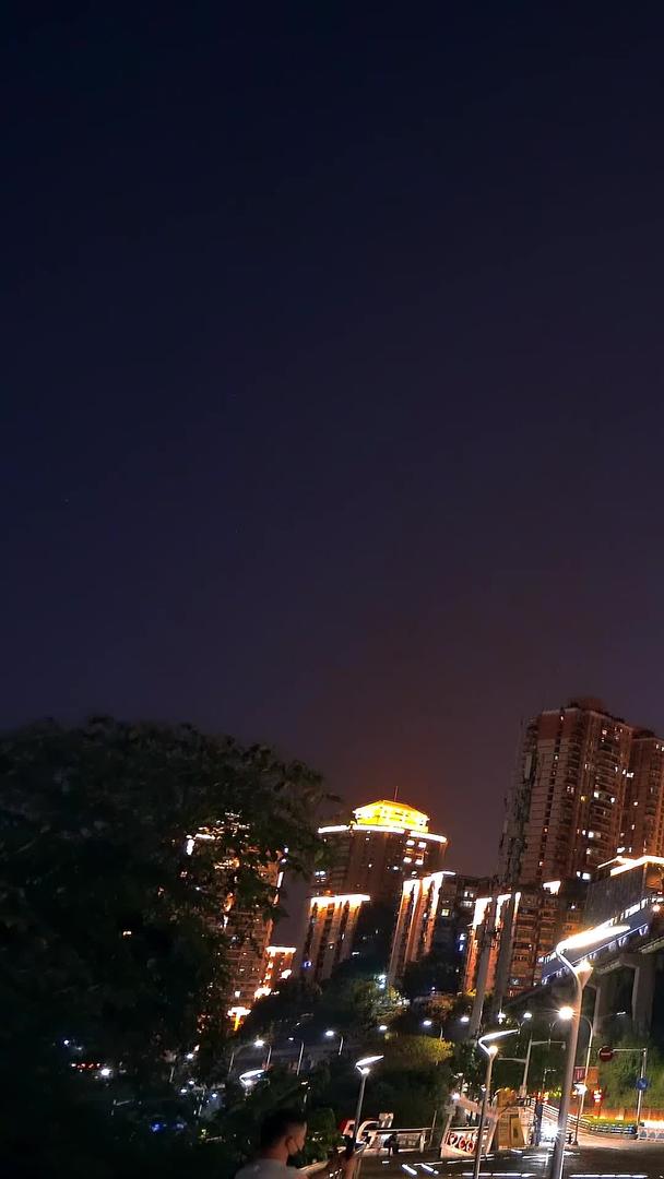 重庆穿楼网红李子坝轻轨夜景视频的预览图