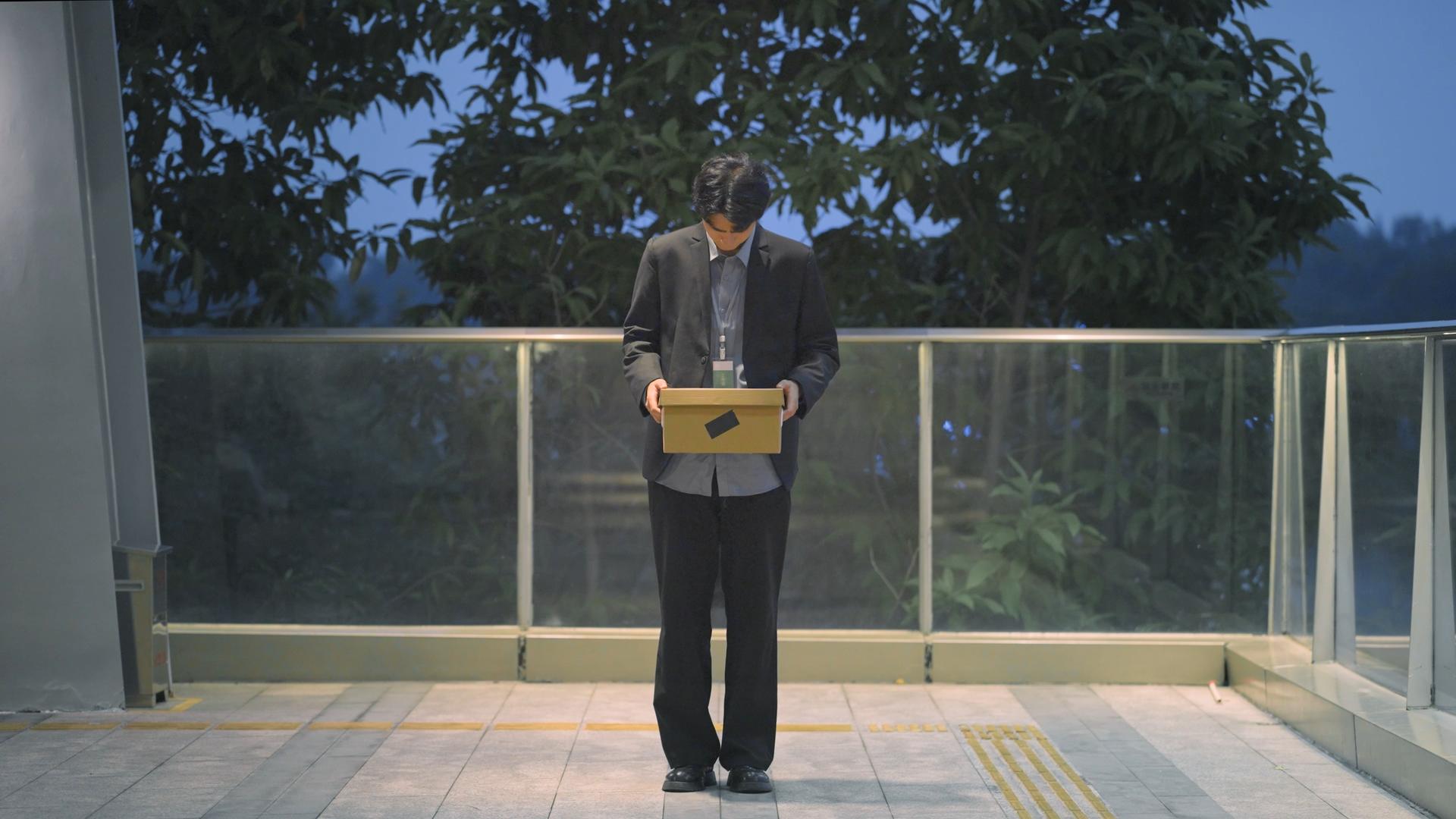 4k男青年失业辞职解雇沮丧难过情绪低落视频的预览图