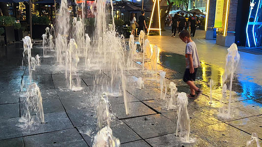 城市街头夜晚街景喷泉广场儿童游戏玩耍童年时光4k素材视频的预览图