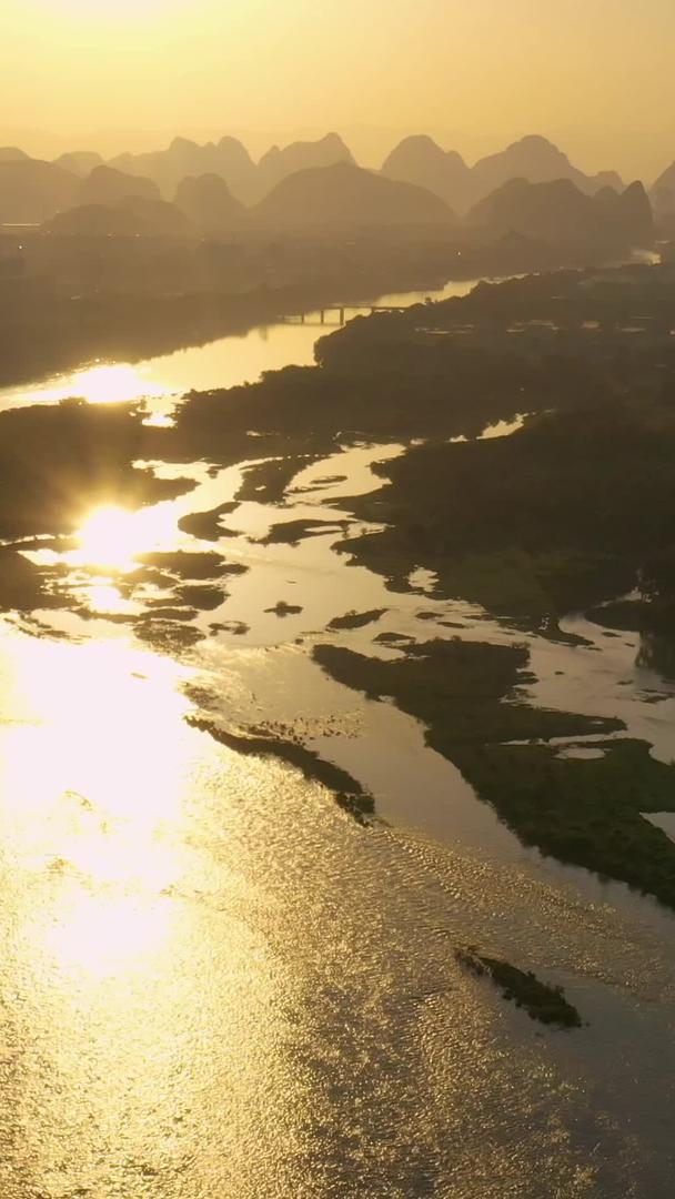 傍晚余辉照耀下波光粼粼的漓江水面桂林山水视频的预览图
