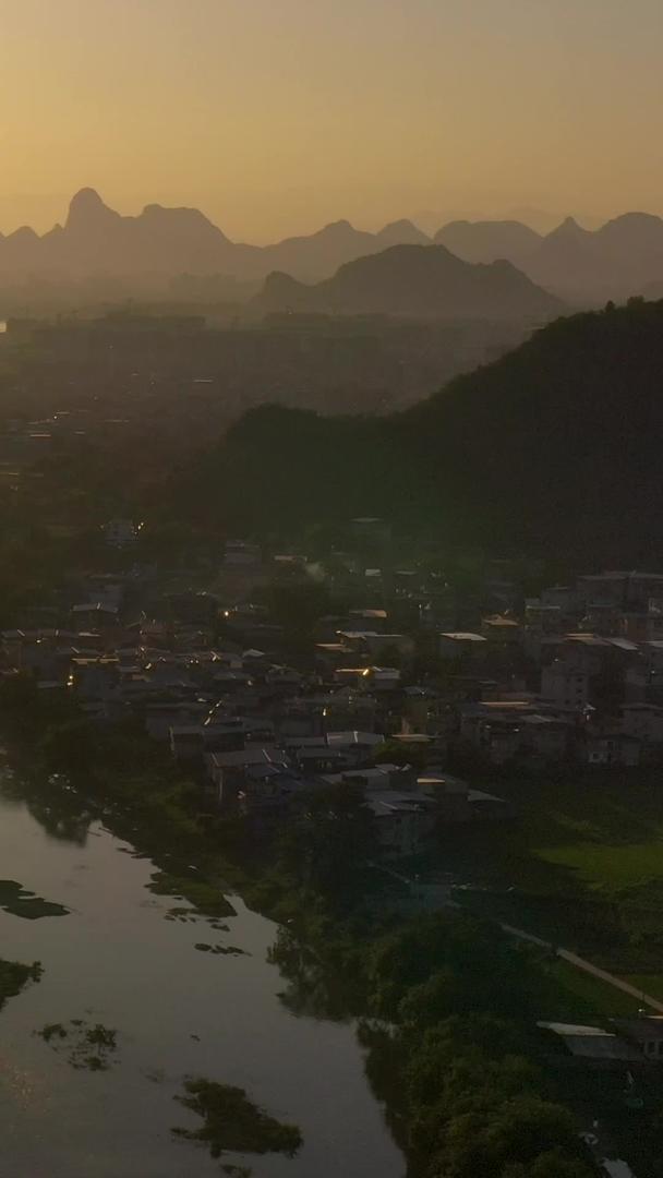傍晚余辉照耀下波光粼粼的漓江水面桂林山水视频的预览图