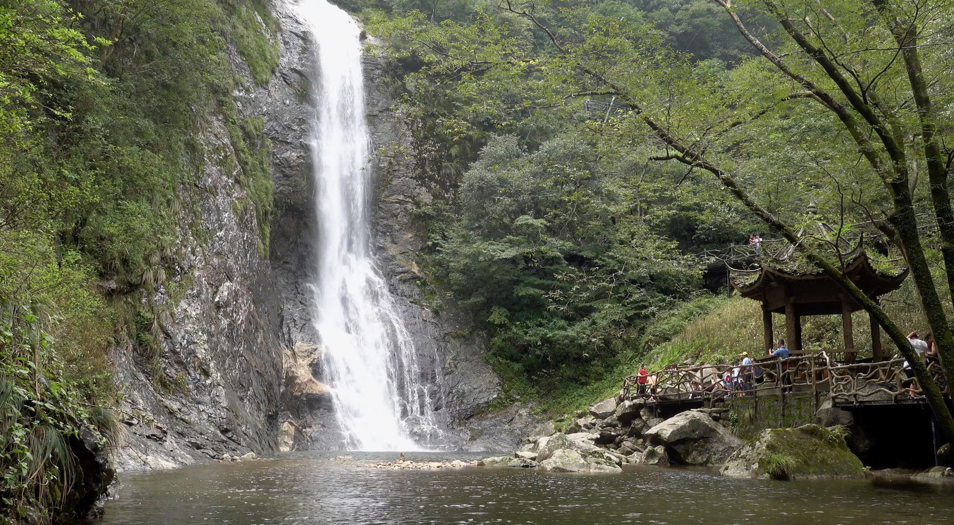 夏季山中壮观的瀑布4K视频视频的预览图