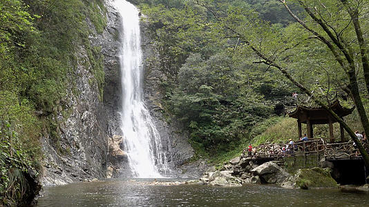 夏季山中壮观的瀑布4K视频视频的预览图