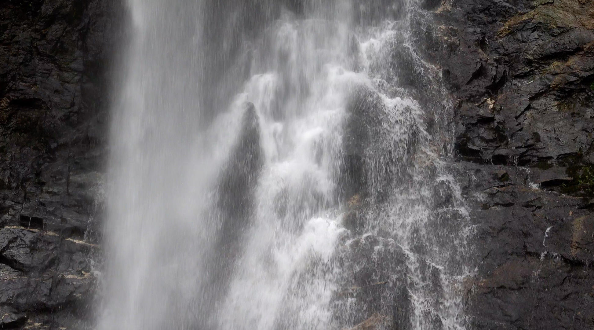 夏季的瀑布实拍4K视频视频的预览图