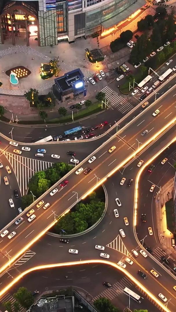 航拍城市夜景交通灯路立交桥车流素材视频的预览图