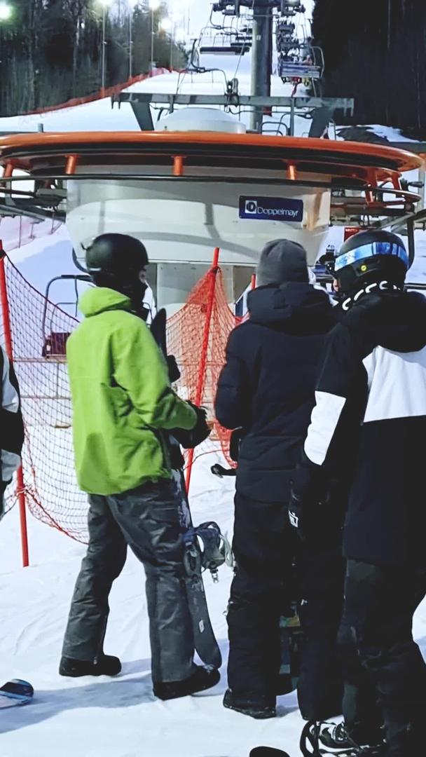 在滑雪场排队等候缆车的人视频的预览图
