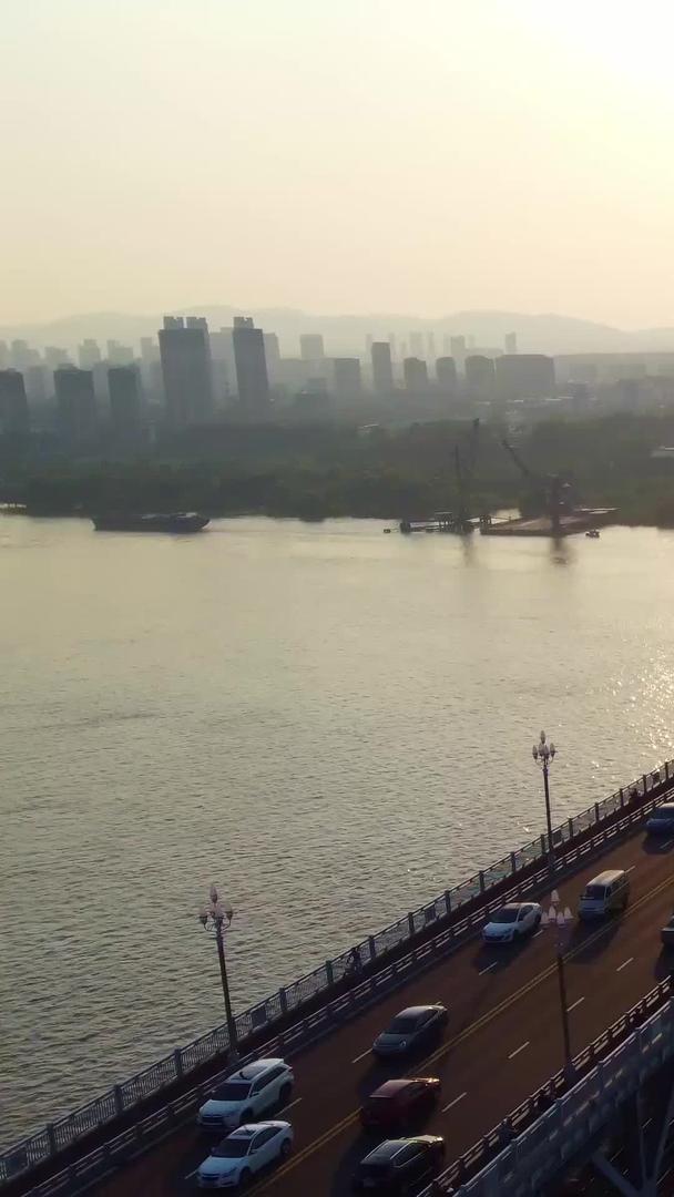 南京长江大桥航拍日落视频的预览图