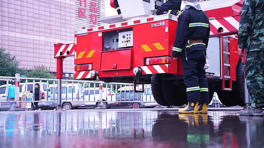 4k素材升格拍摄慢镜头消防员消防车消防安全视频的预览图