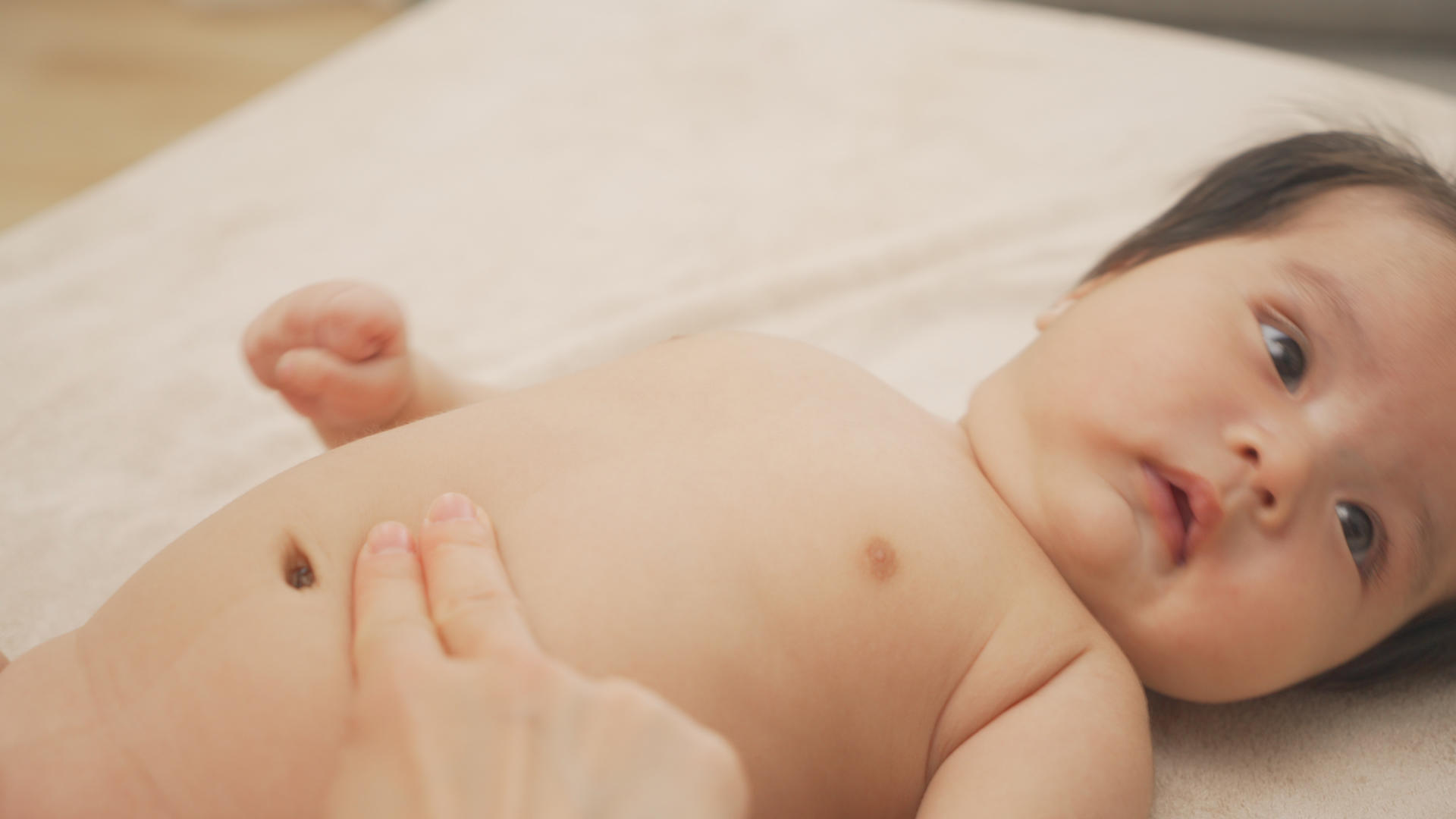 4k新生儿抚触按摩推拿腹部视频的预览图