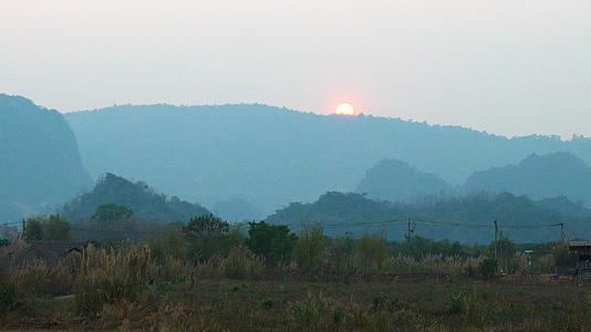 泰国山谷太阳落山延时4K夕阳视频的预览图