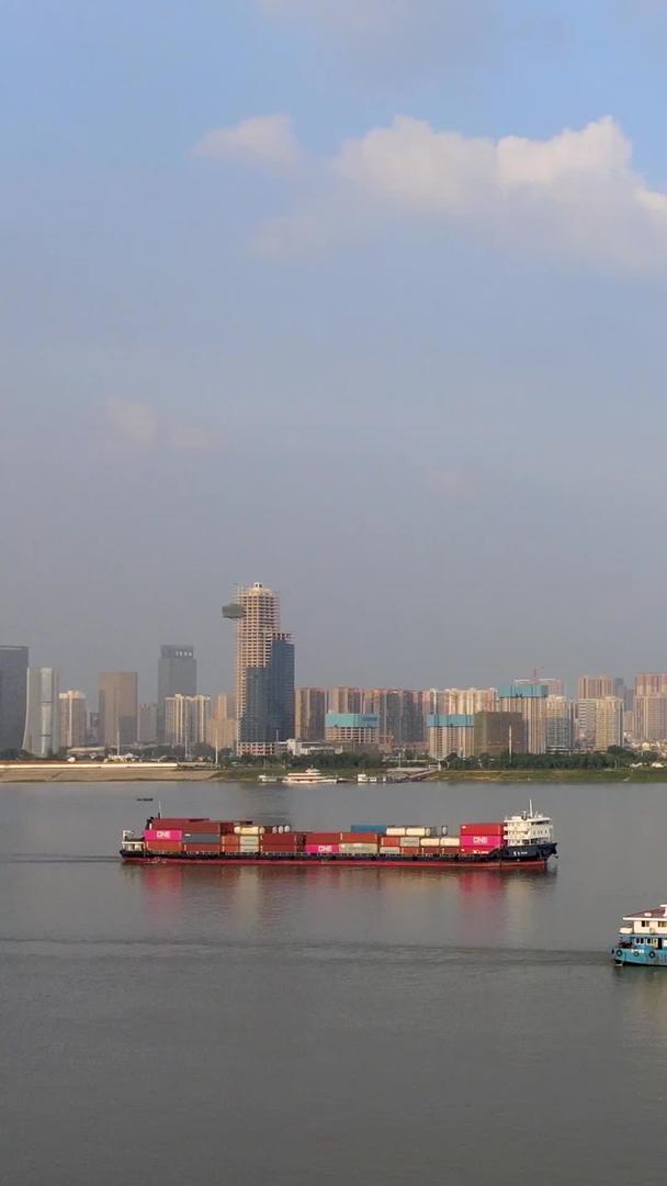 武汉最高建筑绿地中心航拍蓝天白云下的长江风光视频的预览图