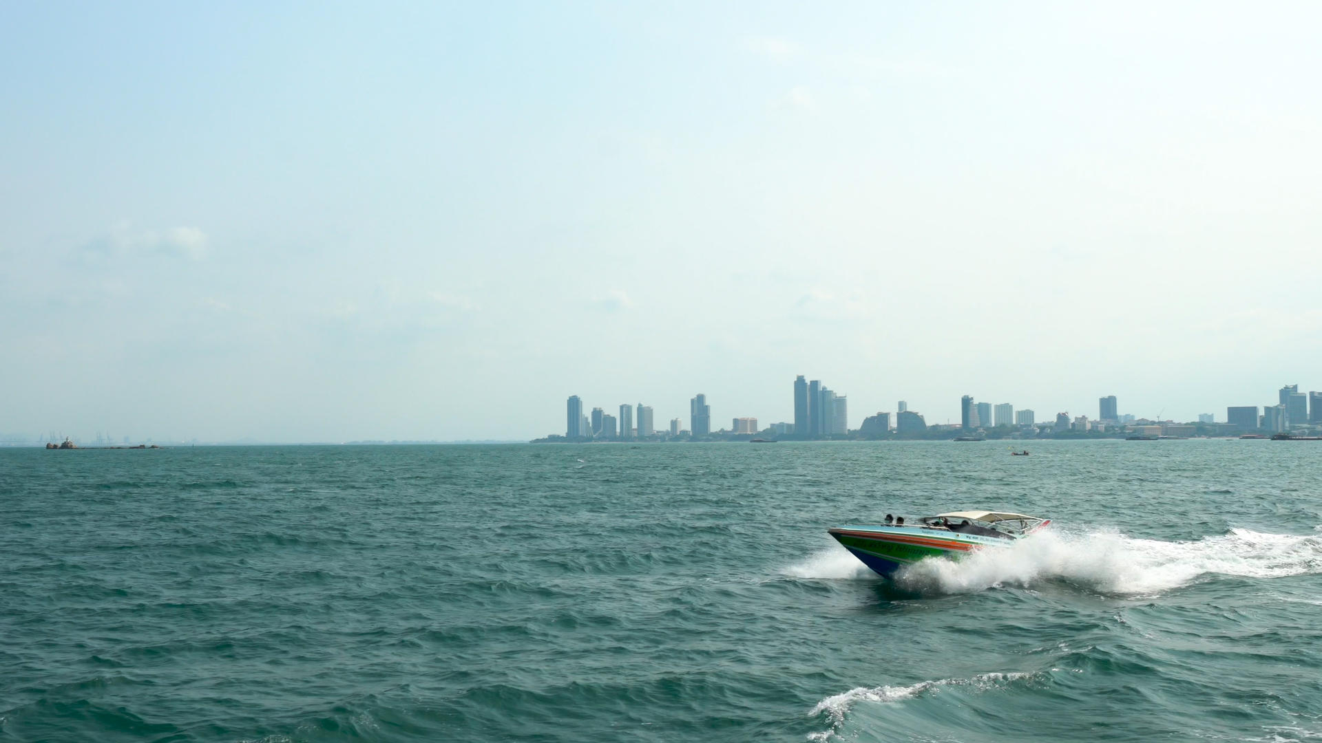 泰国芭堤雅飞驰的快艇乘风破浪4K视频的预览图