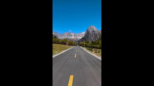 四川高原山脉公路竖版驾驶第一视角视频视频的预览图