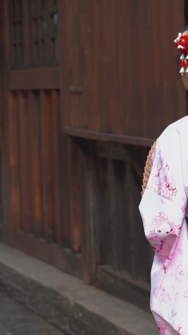 日式和服女性逛街背影视频的预览图