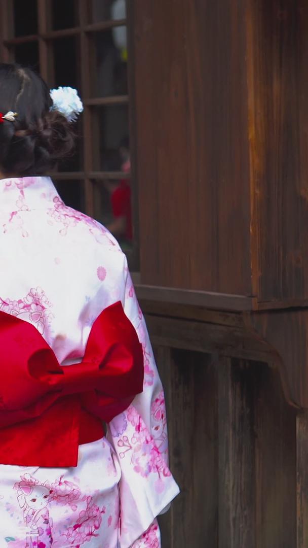 日式和服女性逛街背影视频的预览图