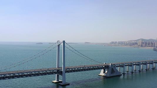 大连星海湾大桥风光航拍4K视频视频的预览图