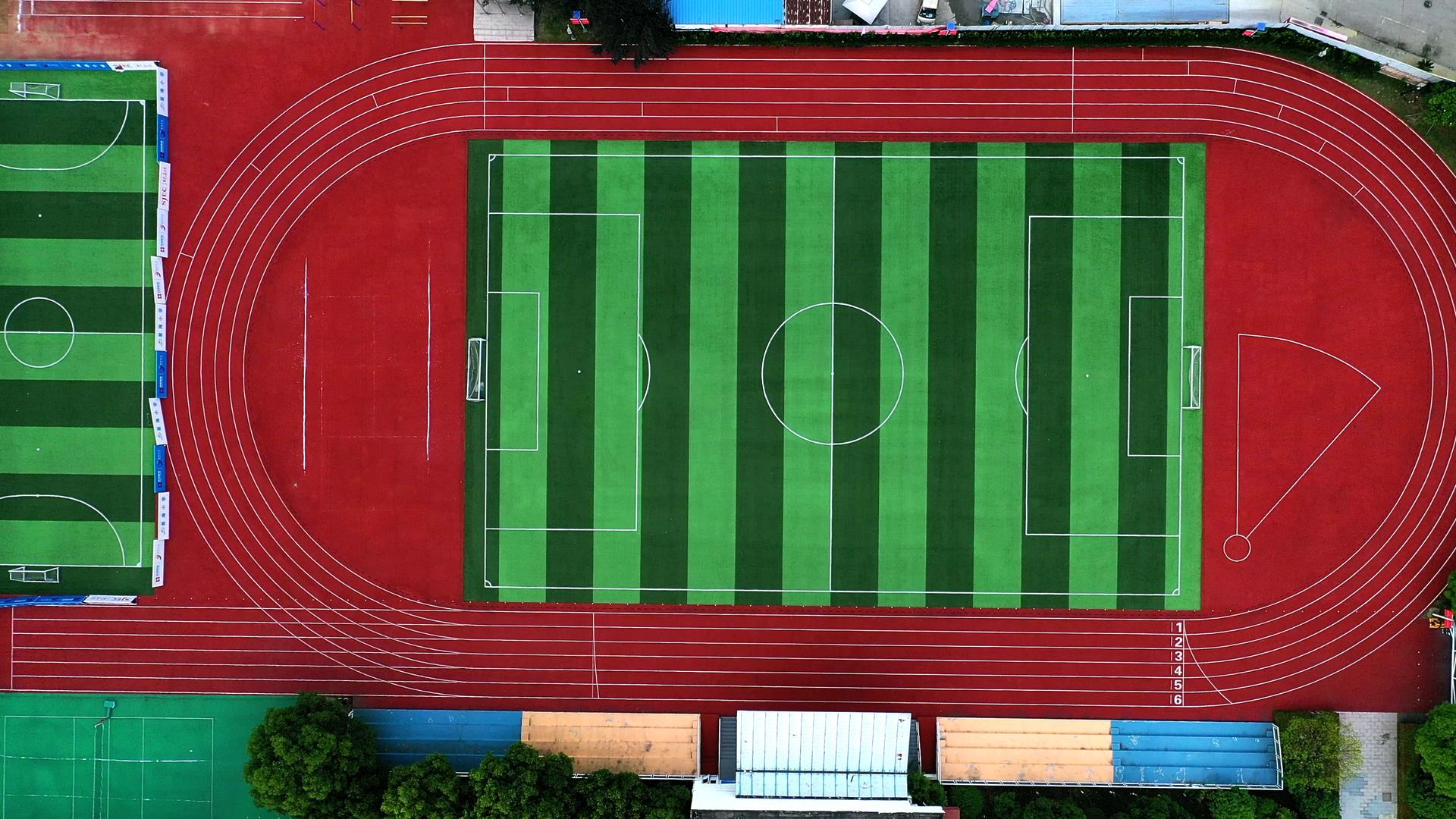 4K航拍学校足球场视频的预览图