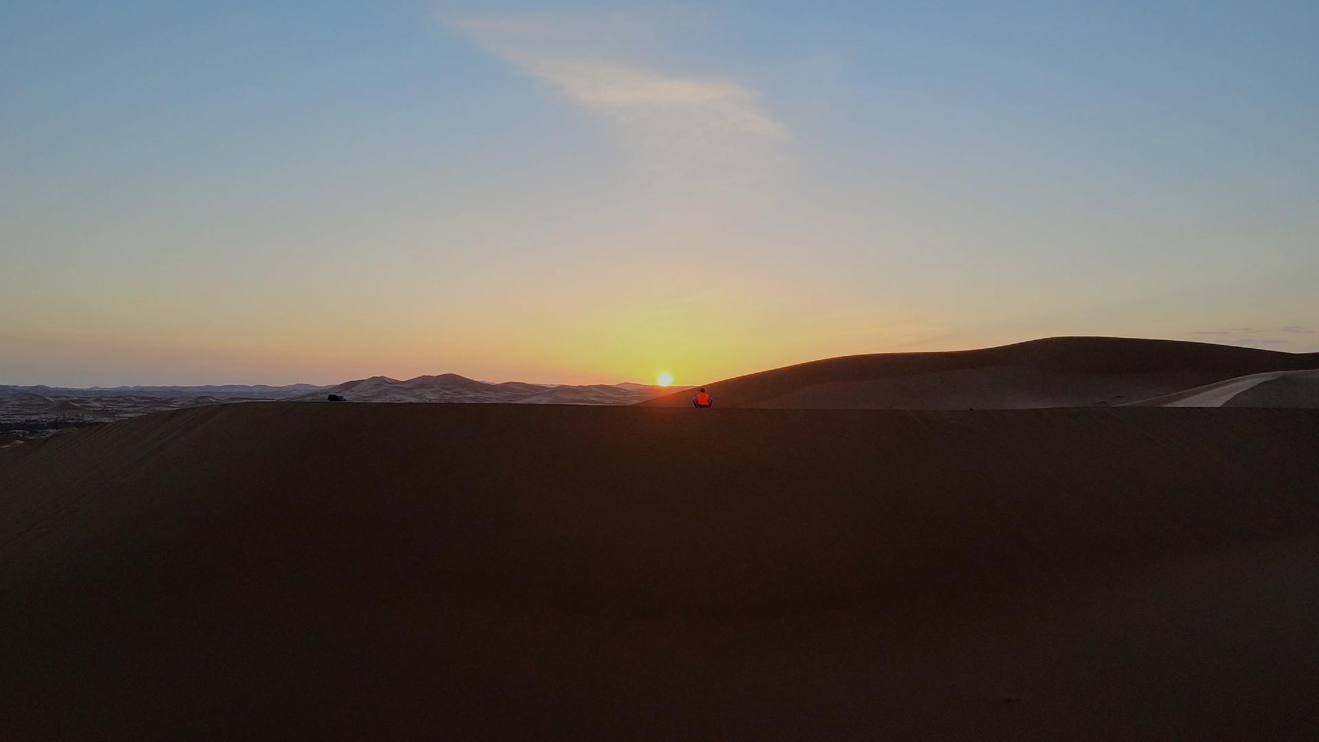 航拍沙漠日落下的人影视频的预览图