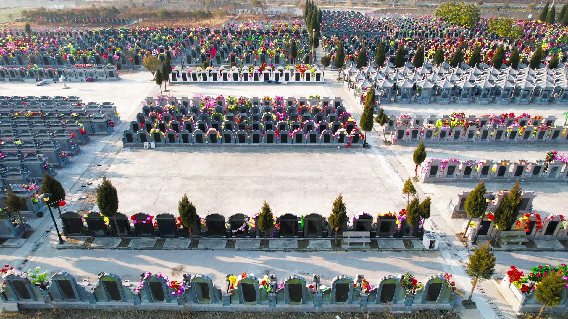 4K航拍传统节日清明节墓地墓碑悼念视频的预览图
