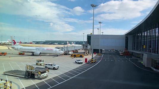 浦东机场停机坪民航客机实拍视频视频的预览图