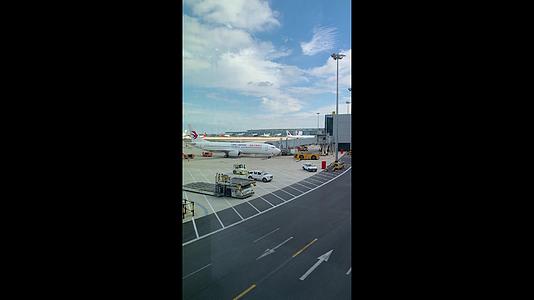 上海浦东机场T2停机坪实拍竖版视频视频的预览图