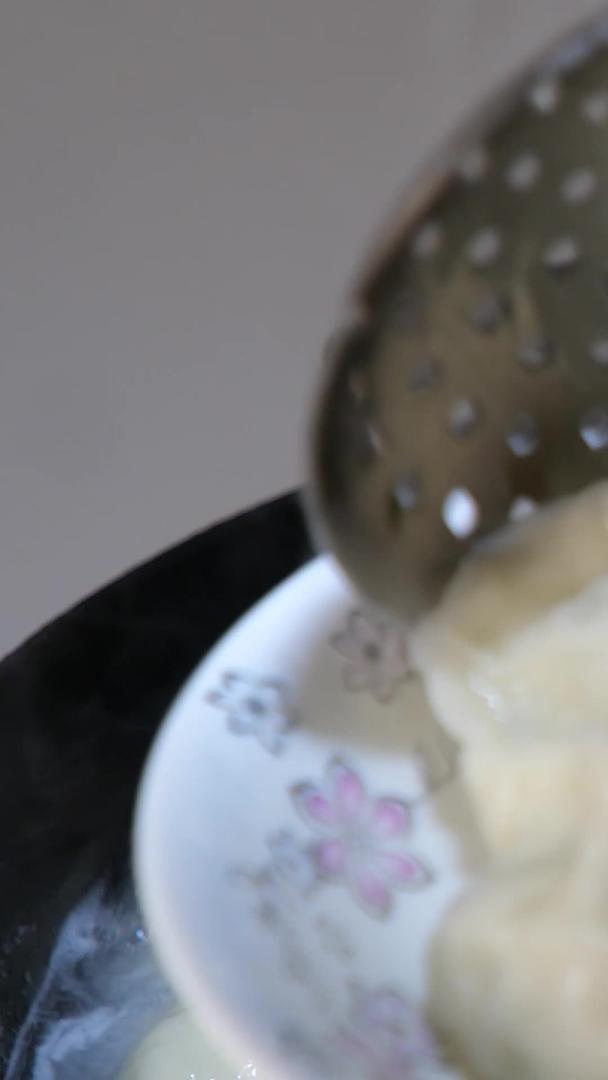 煮好的饺子装盘上桌视频的预览图