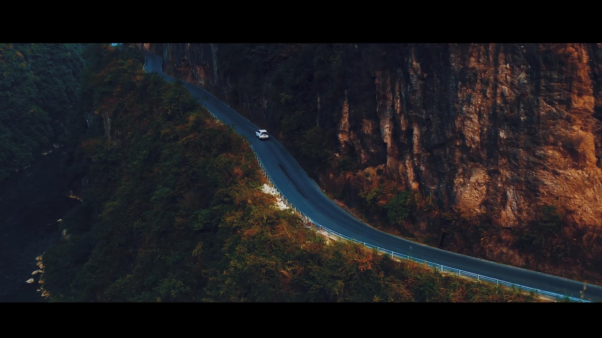 航拍悬崖峡谷车辆行驶视频的预览图