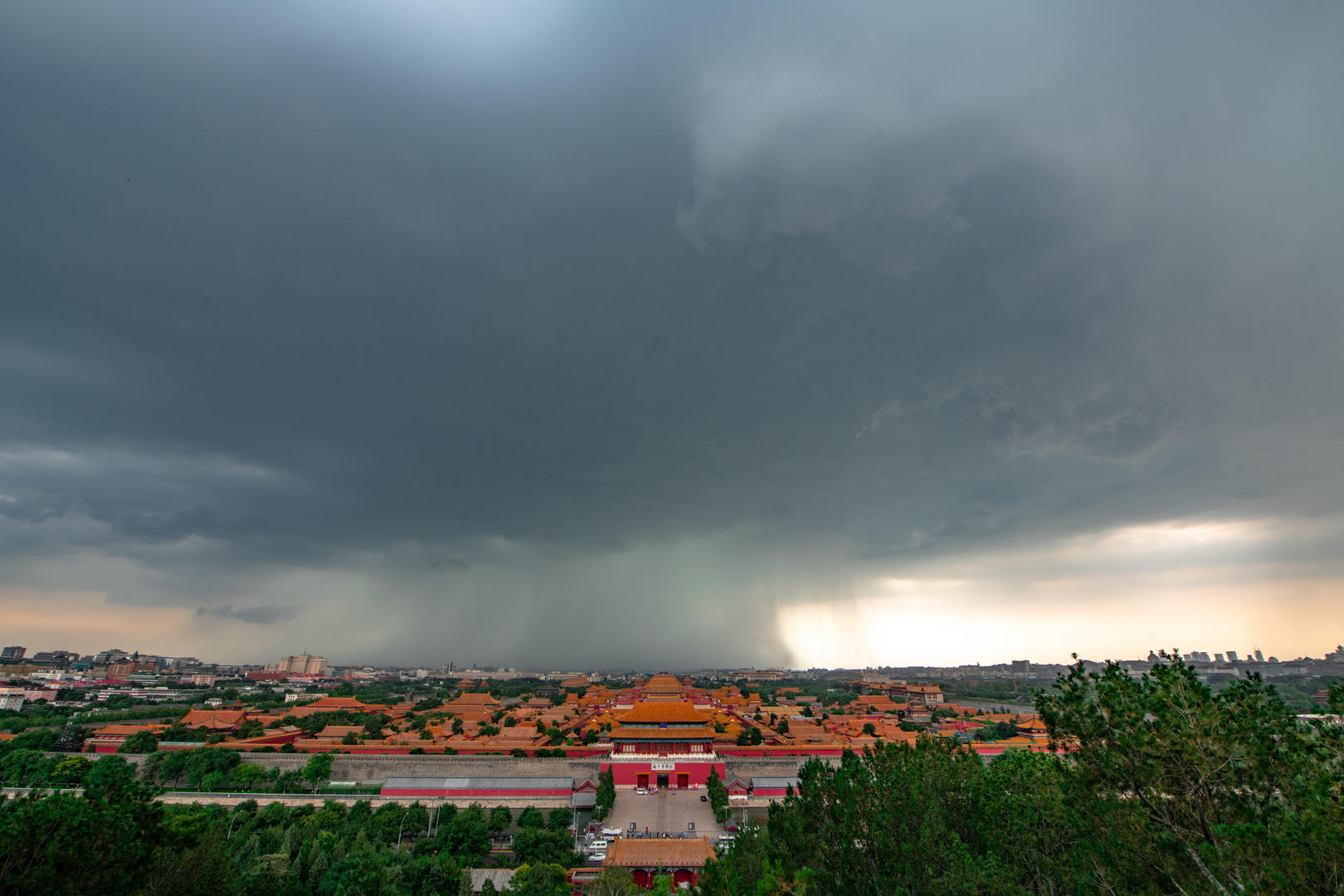 北京故宫全景多云转阵雨8K延时视频的预览图