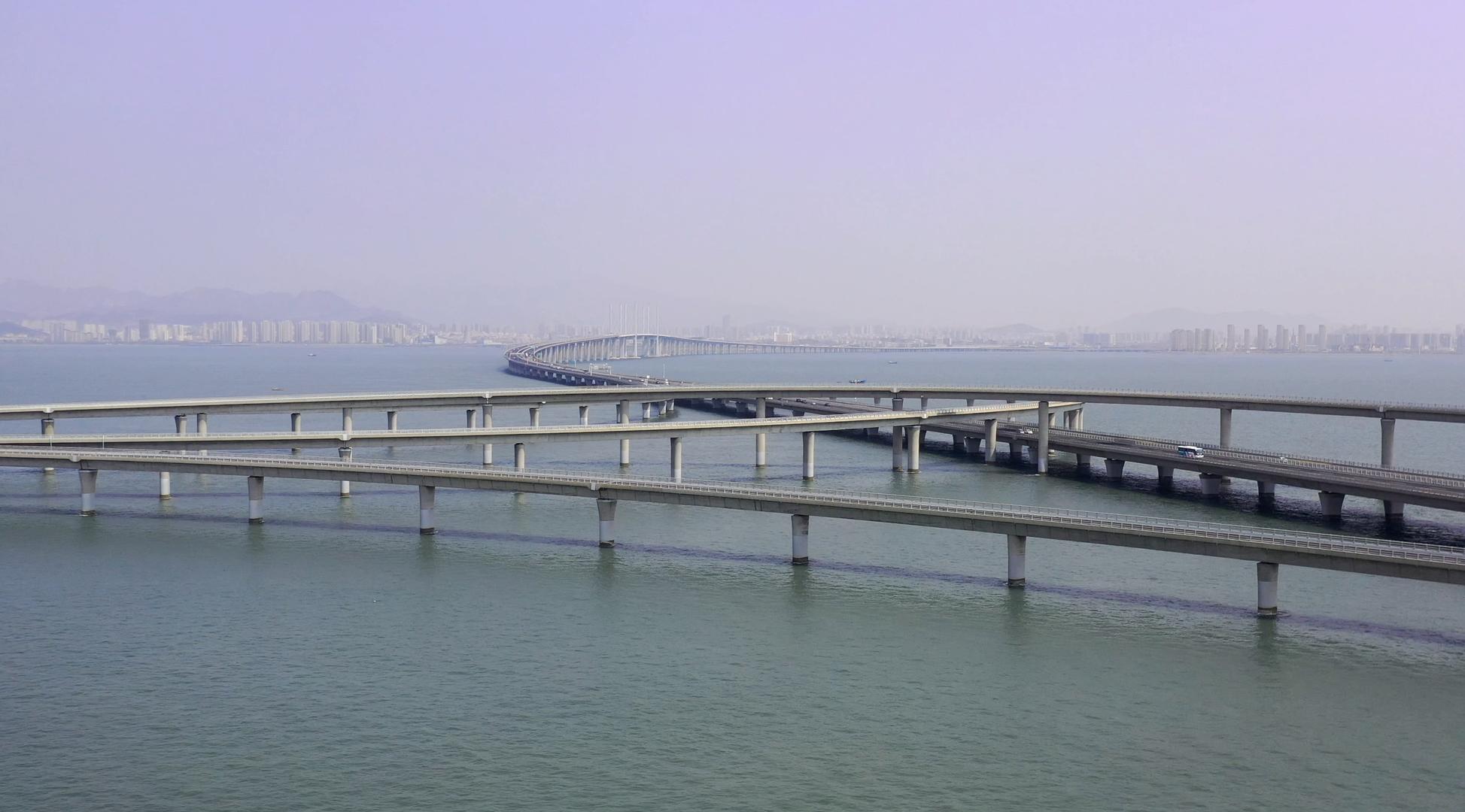 青岛胶州湾大桥航拍4K视频视频的预览图