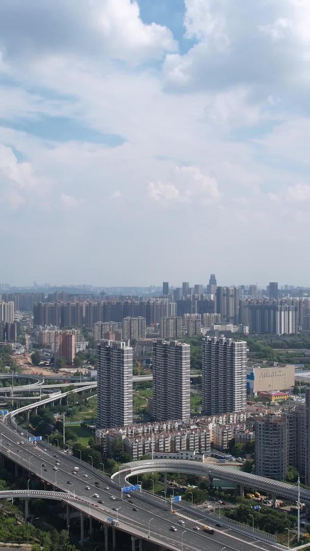 武汉城市蓝天白云天空高楼街景交通道路交通流量材料视频的预览图