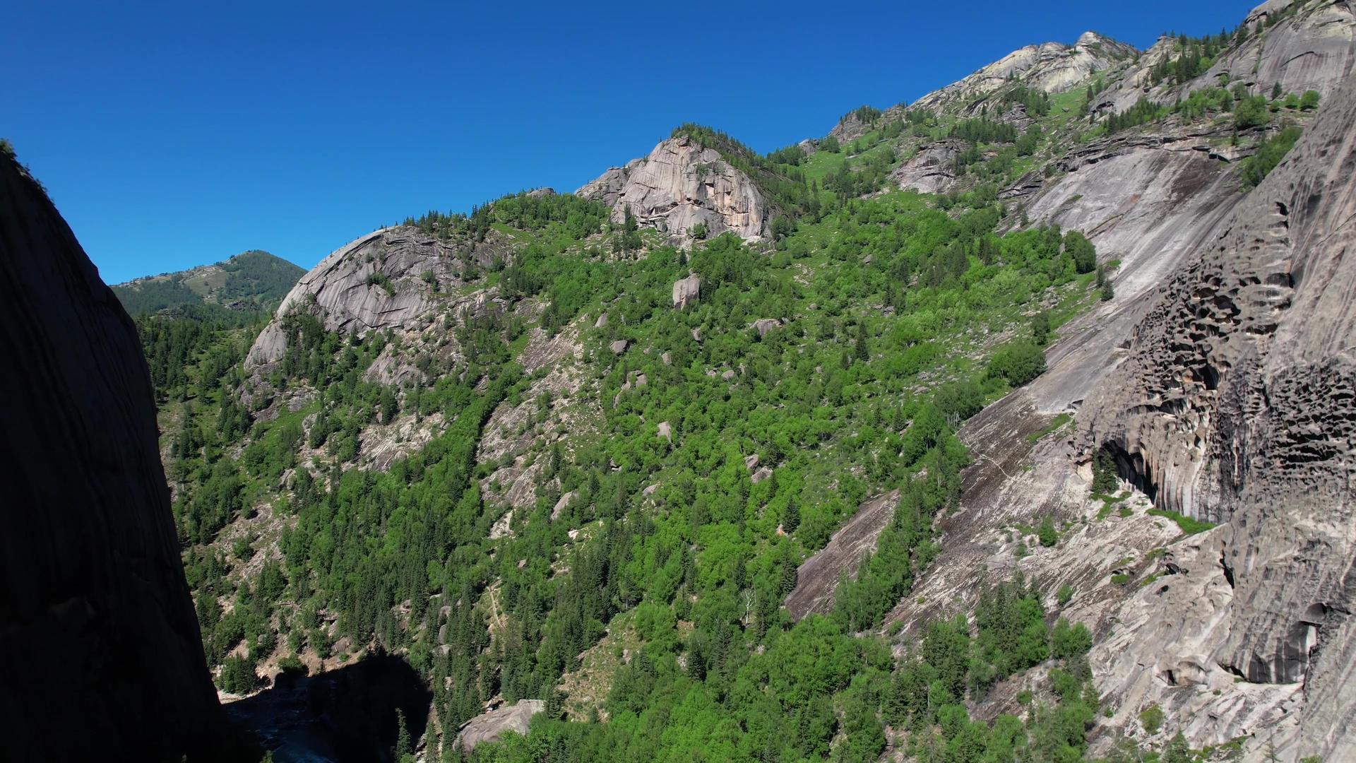 航拍5A阿勒泰可可托海景区河流峡谷地貌视频视频的预览图