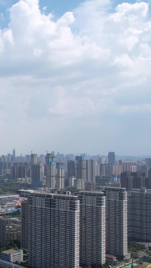 武汉城市蓝天白云天空高楼街景交通道路交通流量材料视频的预览图