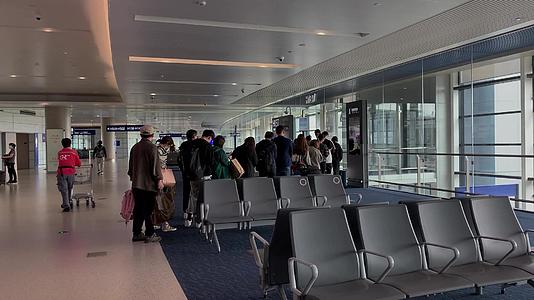 实拍浦东机场T2航站楼乘客登机视频【该视频无肖像权，请勿商用】视频的预览图