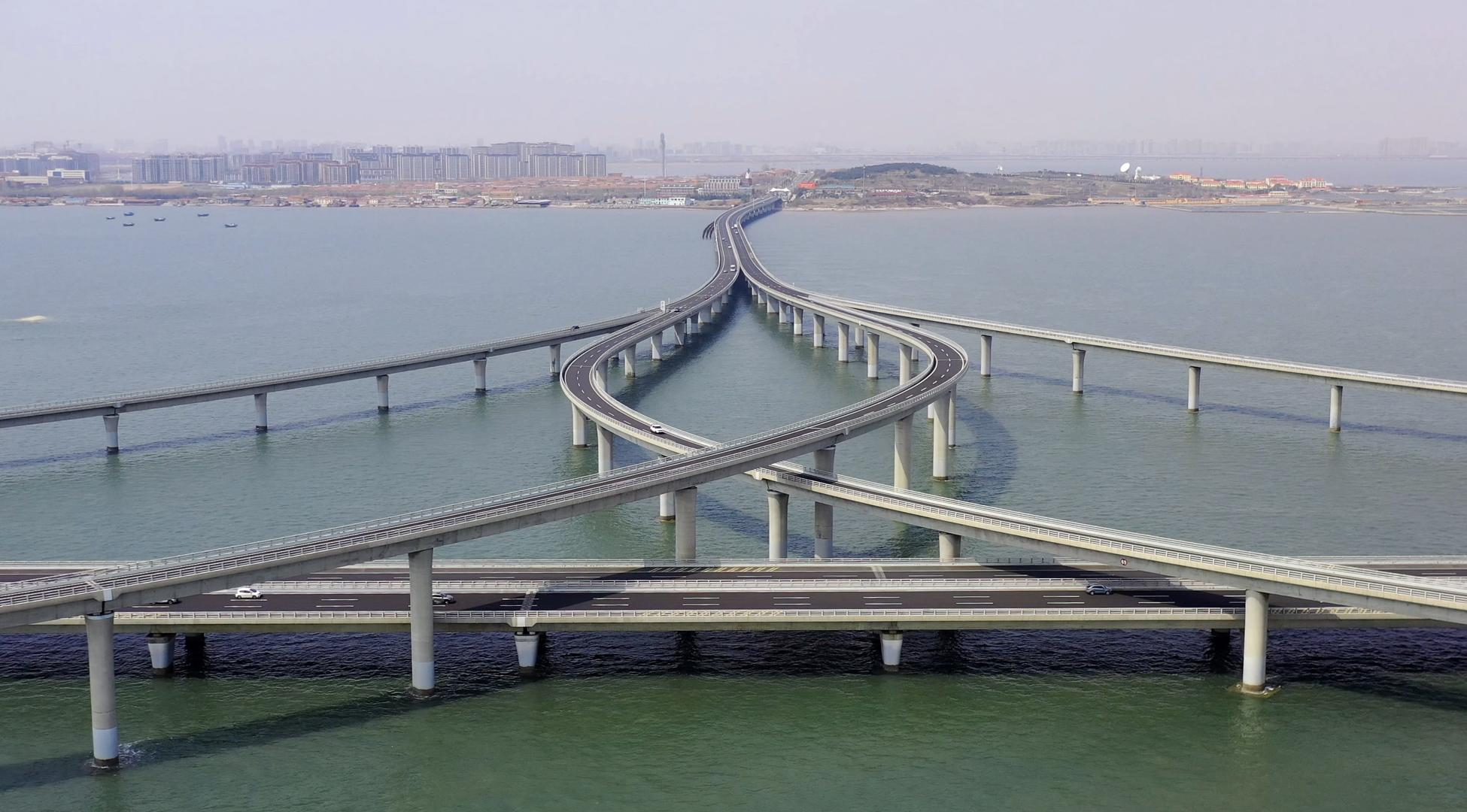 青岛胶州湾大桥海上立交桥航拍4K视频视频的预览图