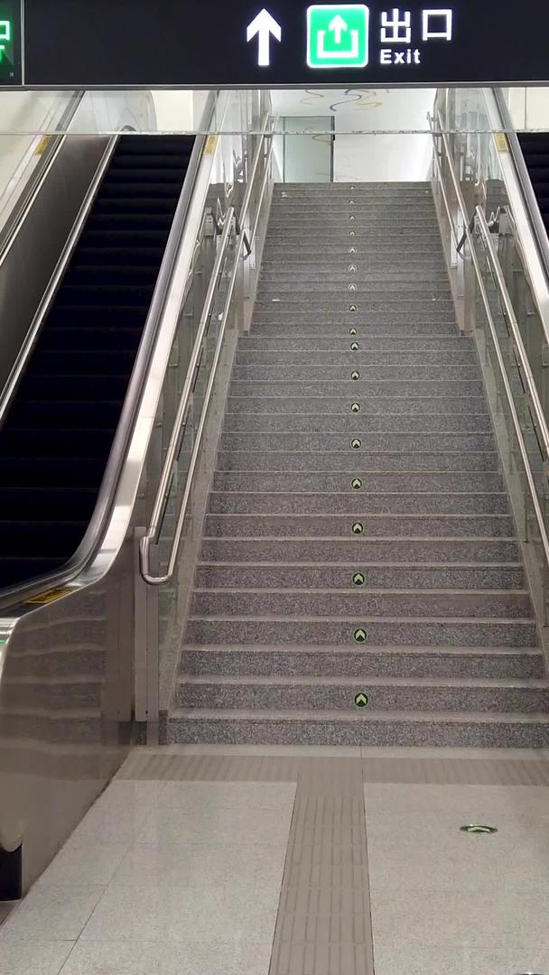 拍摄地铁站扶梯【这个视频没有肖像权请勿商业使用】视频的预览图