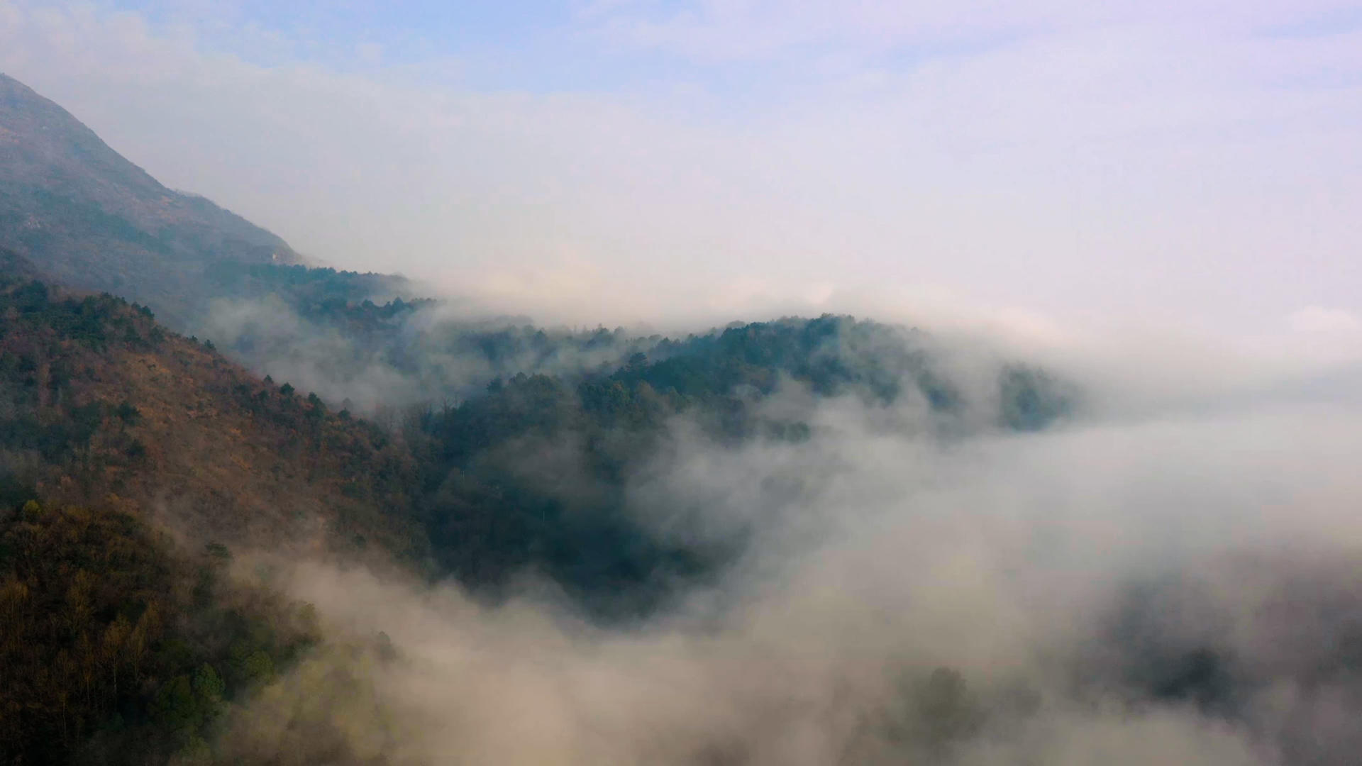 站在山顶看云雾的延时流动视频的预览图