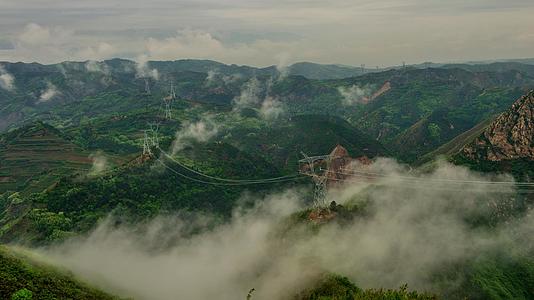 云雾山峰延时视频的预览图