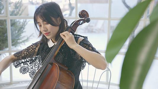 4K年轻女性演奏大提琴（含琴声）视频的预览图