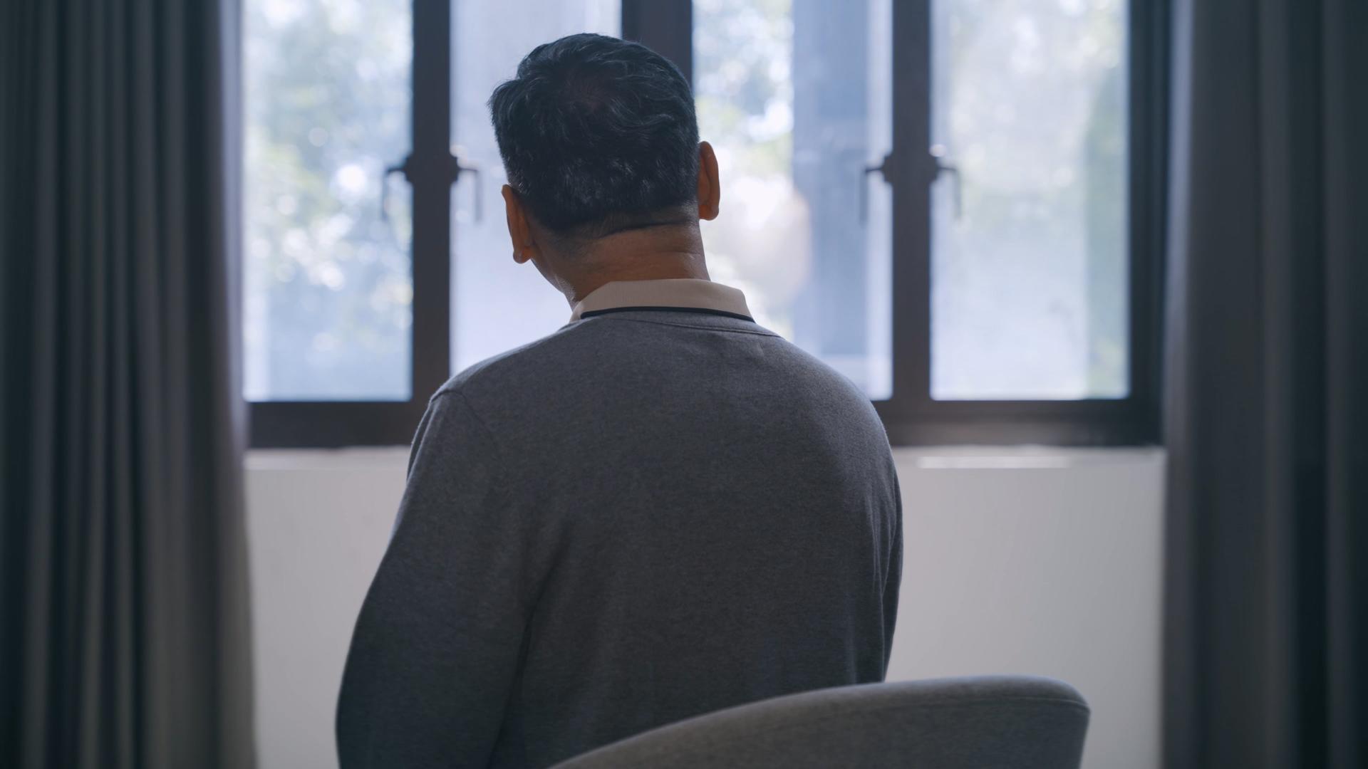 4K老年男性孤独抑郁窗前背影视频的预览图